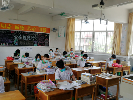 已處理158803859790310、學(xué)生隔列排坐，增加學(xué)生座位之間的距離，圖中，復(fù)課學(xué)生們正在整理課本。.png