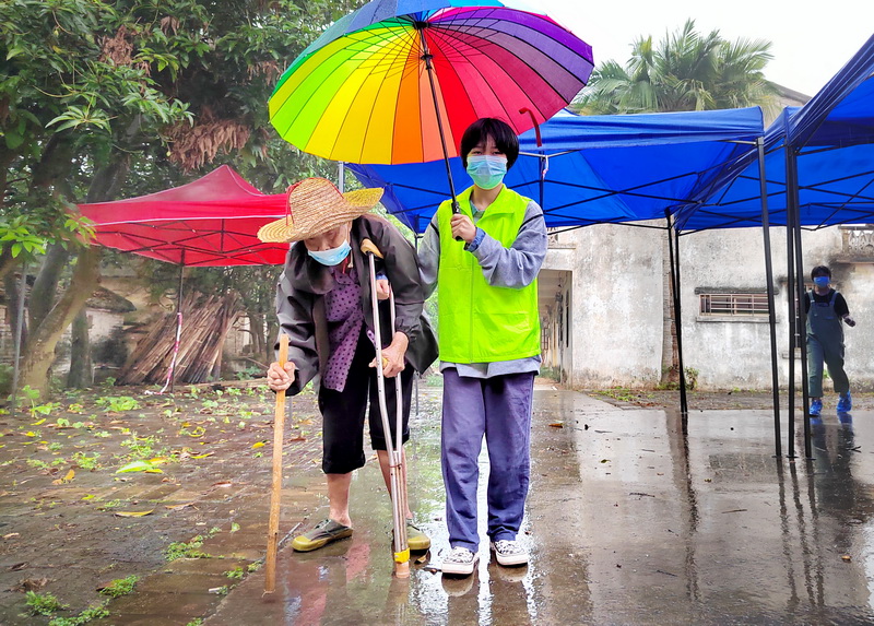 陳麗英《奶奶，打疫苗去》_調(diào)整大小.jpg