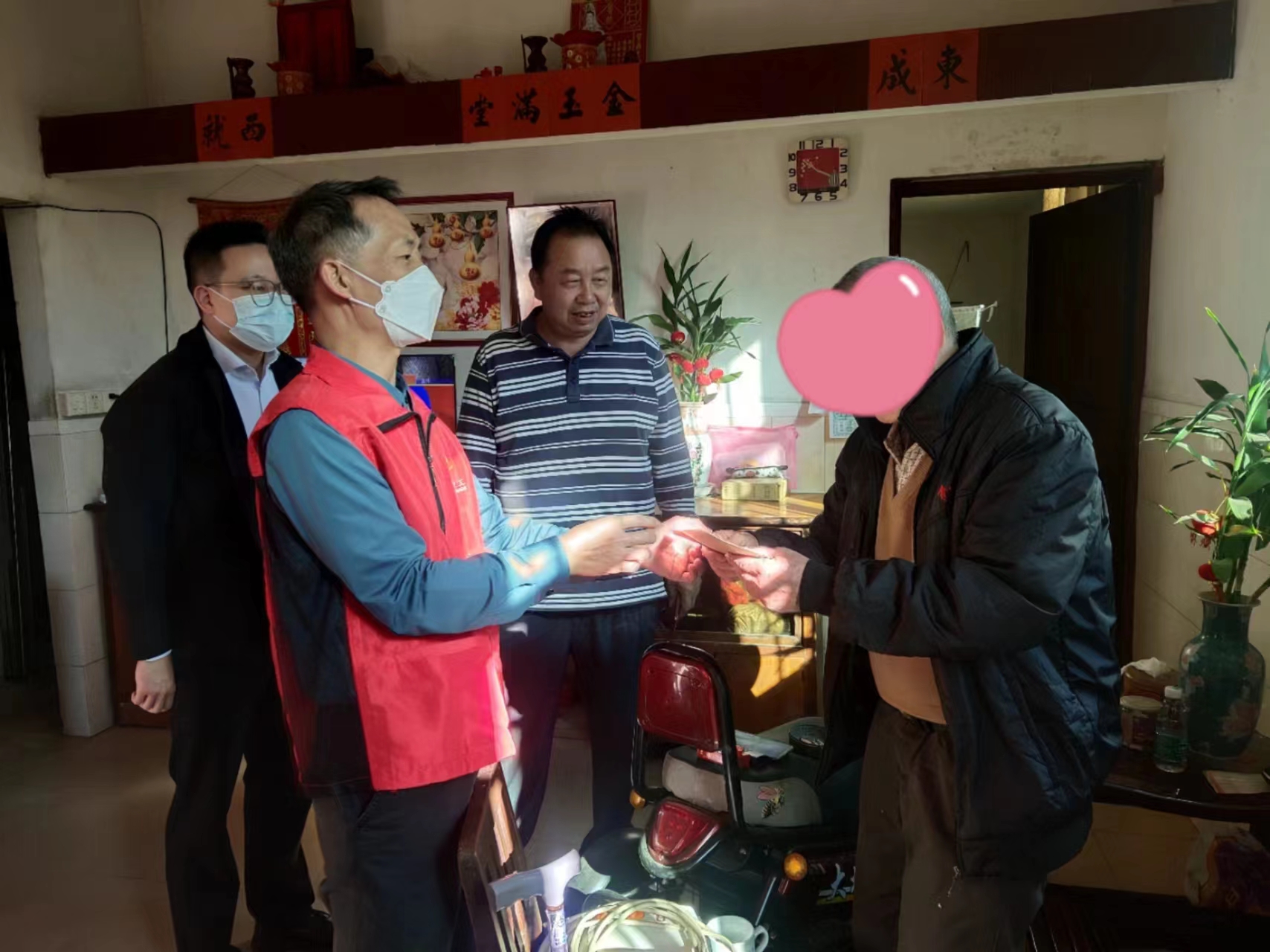 1月14日下午，鶴山市水利局黨組書記、局長趙榮贊帶隊走訪慰問結(jié)對幫扶的困難黨員.jpg