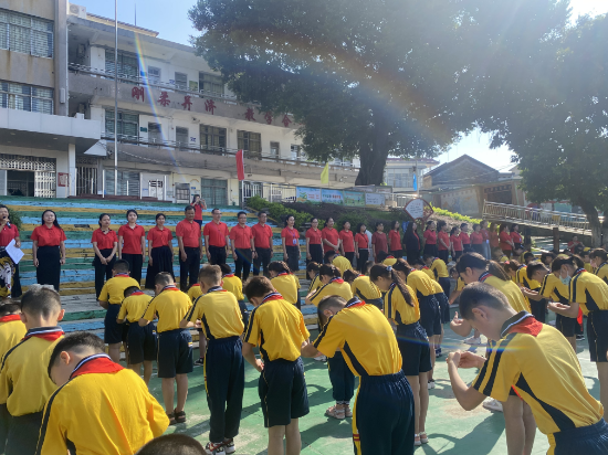 古勞鎮(zhèn)龍溪小學(xué)孩子們正在進(jìn)行拜師禮。.jpg