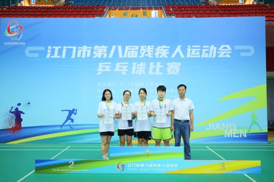 已處理1699002106077圖片2：馮曉欣（右二）、黃嘉馨（右三）獲乒乓球女子雙打TT13級(jí)金牌.jpeg