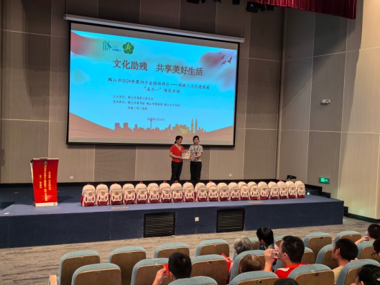 已處理1716374736287市殘聯(lián)黨組成員、副理事長秦碧霞向殘疾人家庭贈送書籍.jpg
