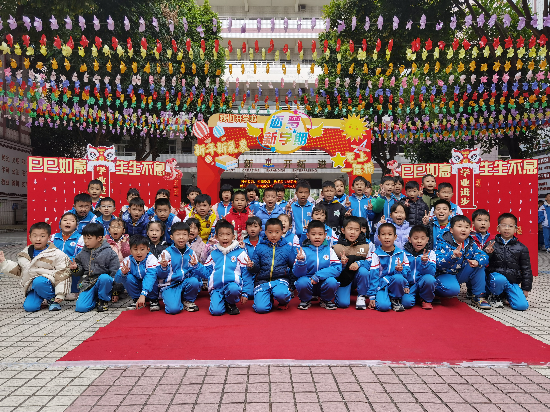 沙坪四小學(xué)生開心返校1.jpg