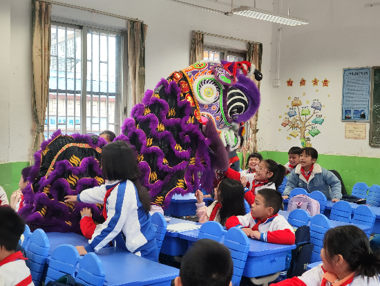 10鎮(zhèn)南小學獅子隊與學生親密互動1 (1).jpg