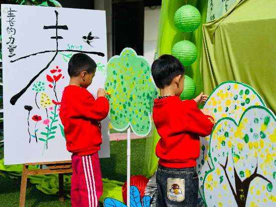 新星幼兒園開學(xué)點(diǎn)春---成長(zhǎng)的力量，孩子感受春的美好，我為小樹添綠啦！.jpg