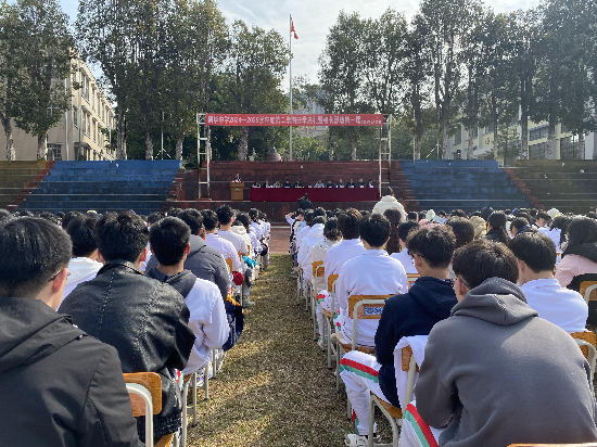 鶴華中學(xué)學(xué)生們認(rèn)真聆聽校長(zhǎng)思政課.JPG