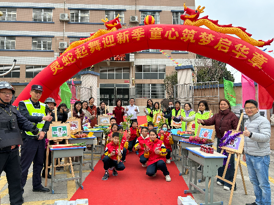 龍溪小學(xué)教師、公安民警、志愿者、家長(zhǎng)們一同保駕護(hù)航.jpg