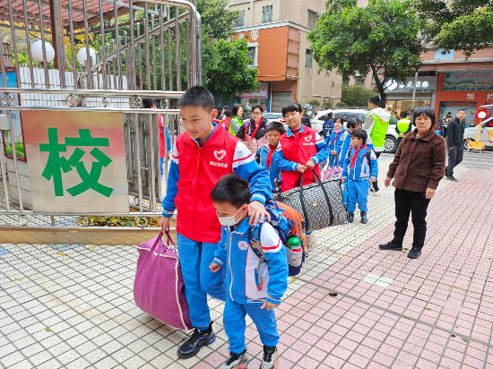 沙坪四小學生志愿者1.jpg