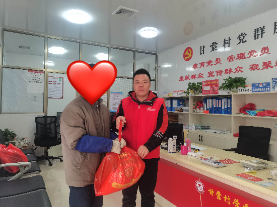 李志偉為困難群眾送上慰問品.png