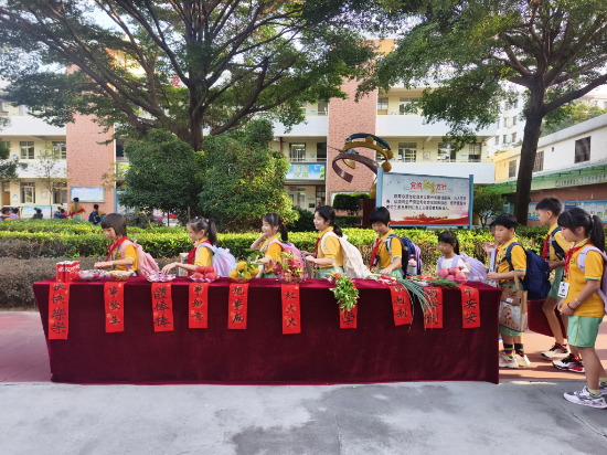 4.沙坪二小學(xué)生們觸摸寓意吉祥的物品,預(yù)兆新的一年聰明睿智、健康快樂.jpg