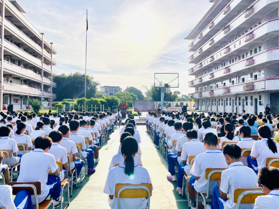 10.龍口中學(xué)思政第一課.jpg