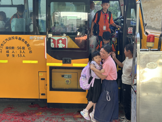 19.鶴城一小 學(xué)校教師及跟車阿姨正在引導(dǎo)同學(xué)們下校車，確保學(xué)生上下安全 (3).jpg