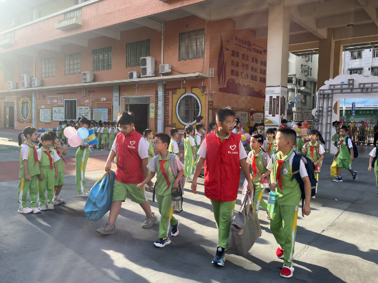 21三小學(xué)生義工.jpg