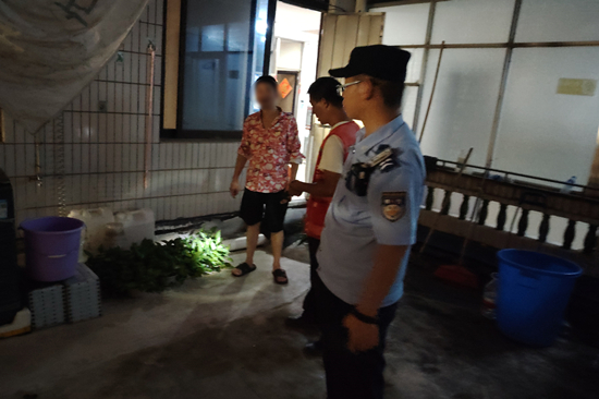 中山所聯(lián)合社區(qū)專項召集14家酒店公寓負責(zé)人，明確清積水、點蚊片等要求，并現(xiàn)場派發(fā)蚊片，強化跟進監(jiān)督，確保壓實經(jīng)營主體責(zé)任。 (1).jpg