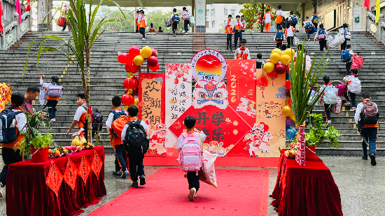 1沙坪一小校園內(nèi)布置喜慶的場面歡迎同學(xué)們回校.jpg