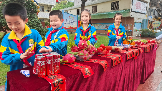 2沙坪二小學(xué)生摸吉祥寓意物品鏡頭2.jpg
