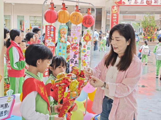 3沙坪三小校長為三小學(xué)子送上馬年吉祥物掛件，寓意馬到成功、前程似錦。.png