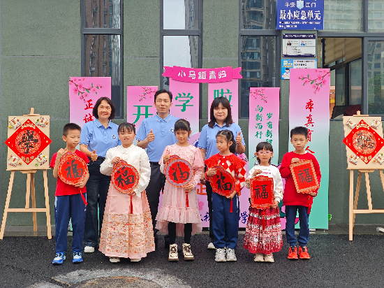 6校領(lǐng)導(dǎo)校門迎接1.jpg