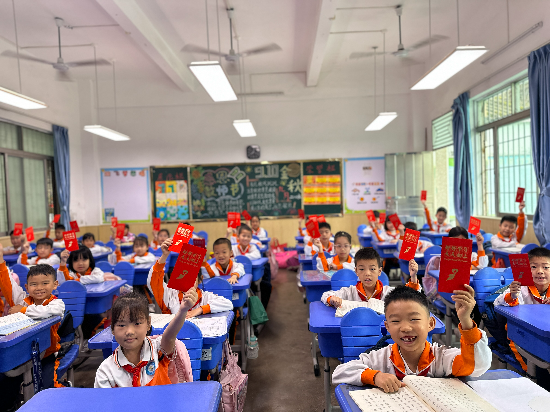 15越塘小學(xué)紅包送福，“馬”上出發(fā).JPG