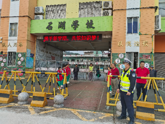 28石湖小學(xué)警校合作護(hù)安全.jpg