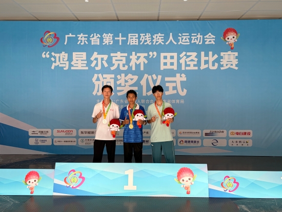 已處理1789123140355鄭焯文（右一）.jpg