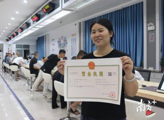 鶴山推出政務(wù)服務(wù)夜間專(zhuān)場(chǎng)，商戶(hù)當(dāng)晚拿到營(yíng)業(yè)執(zhí)照。楊麗珠 攝