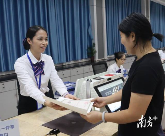 鶴山政務(wù)服務(wù)夜間專(zhuān)場(chǎng)共完成營(yíng)業(yè)執(zhí)照核發(fā)73家。楊麗珠 攝